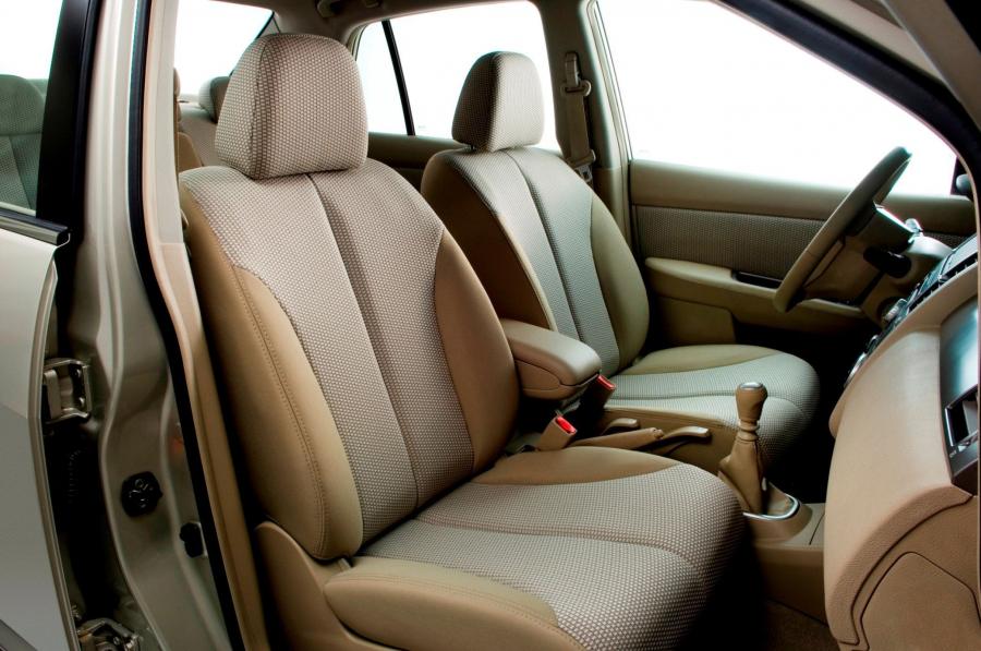  Nissan Tiida Sedan 2005 года  (фото 30 из 50)